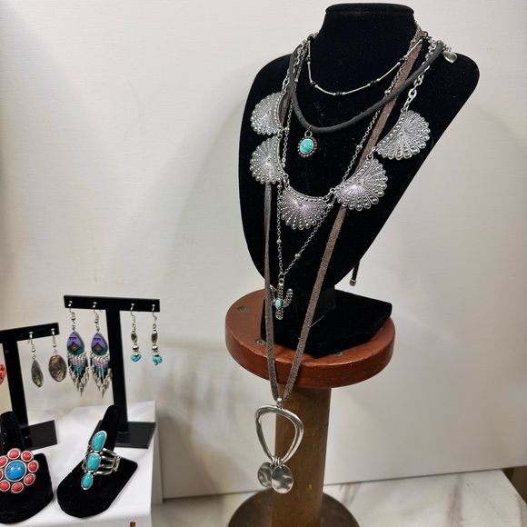 SOUTHWESTERN JEWELRY BUNDLE 26 costume pieces Necklace-Bracelets-Rings-Earrings - Picture 3 of 16